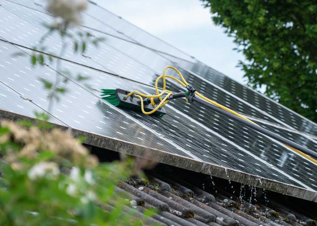 Eine Bürste reinigt die Photovoltaikanlage auf dem Dach